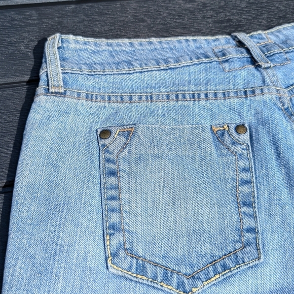 Classic Levi’s Strauss Low Rise Jean Shorts - Picture 7 of 10